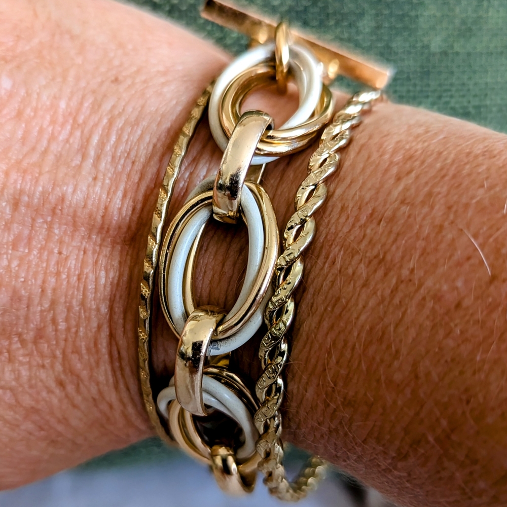 Elegant Gold and White Chain Bracelet